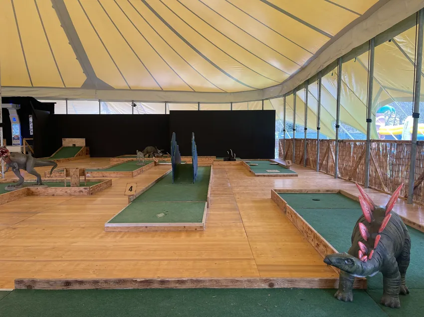 Photo du minigolf dans le théme préhistorique - Dinoworld Expo